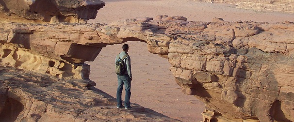 Mark kijkt uit over een woestijnlandschap